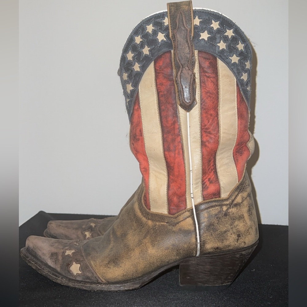 Beautiful Dan Post American flag women’s cowboy boots.